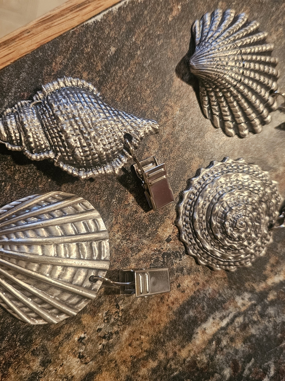 4 Tablecloths Holder Downers In Shell Designs Silver